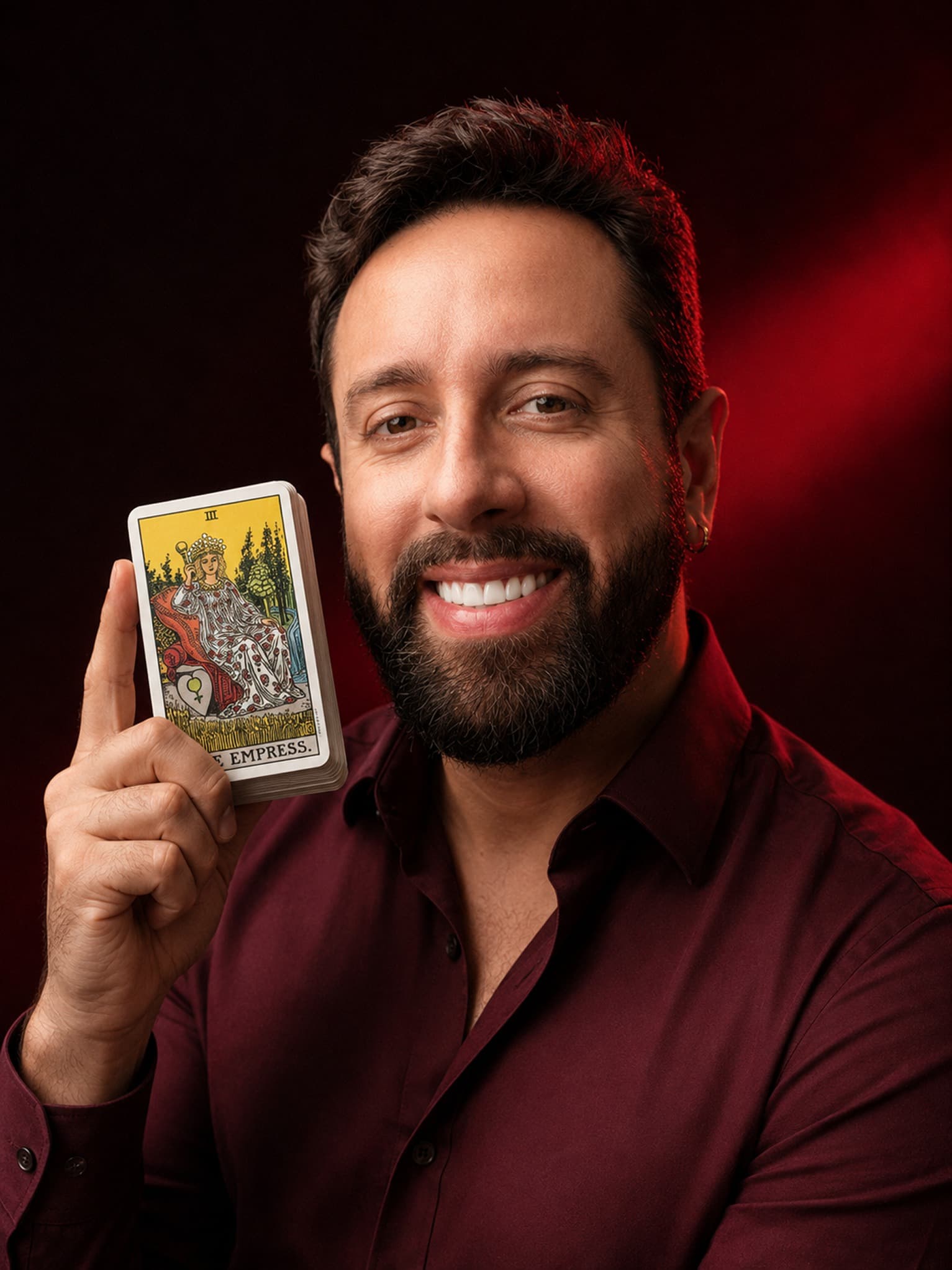 Wander sorrindo segurando o baralho de tarot com a carta A Imperatriz